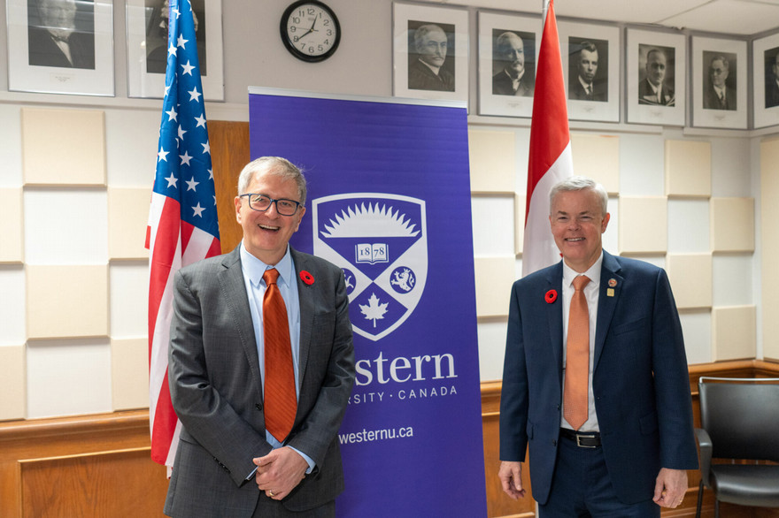 Le président occidental Alan Shepard et le consul général américain à Toronto Baxter Hunt (de gauche à droite) lors d'une visite sur le campus le 31 octobre 2024. (Nyren Mo/Western International)